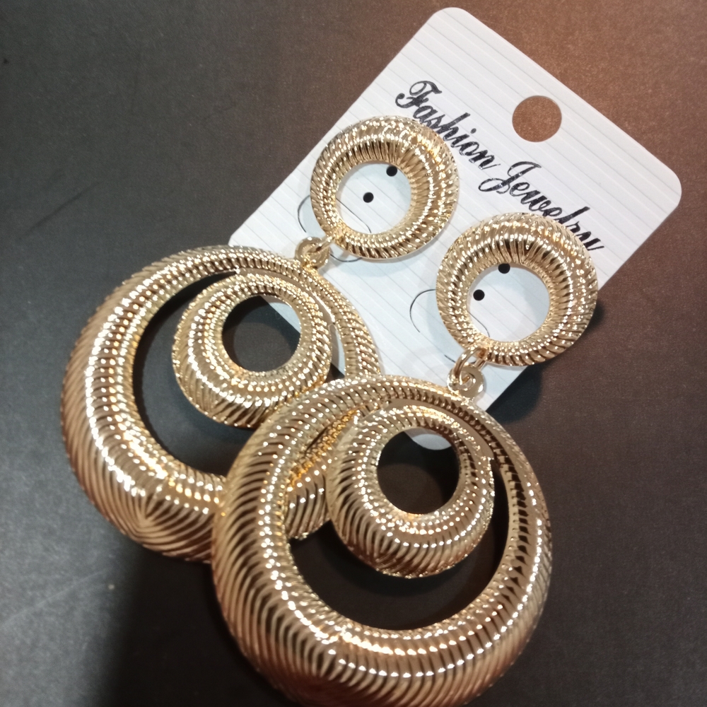 Elegant Gold Hoop Earrings